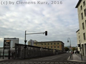 Blick in die Niederkirchnerstraße, Reste der Berliner Mauer, dahinter die "Topographie des Terrors".